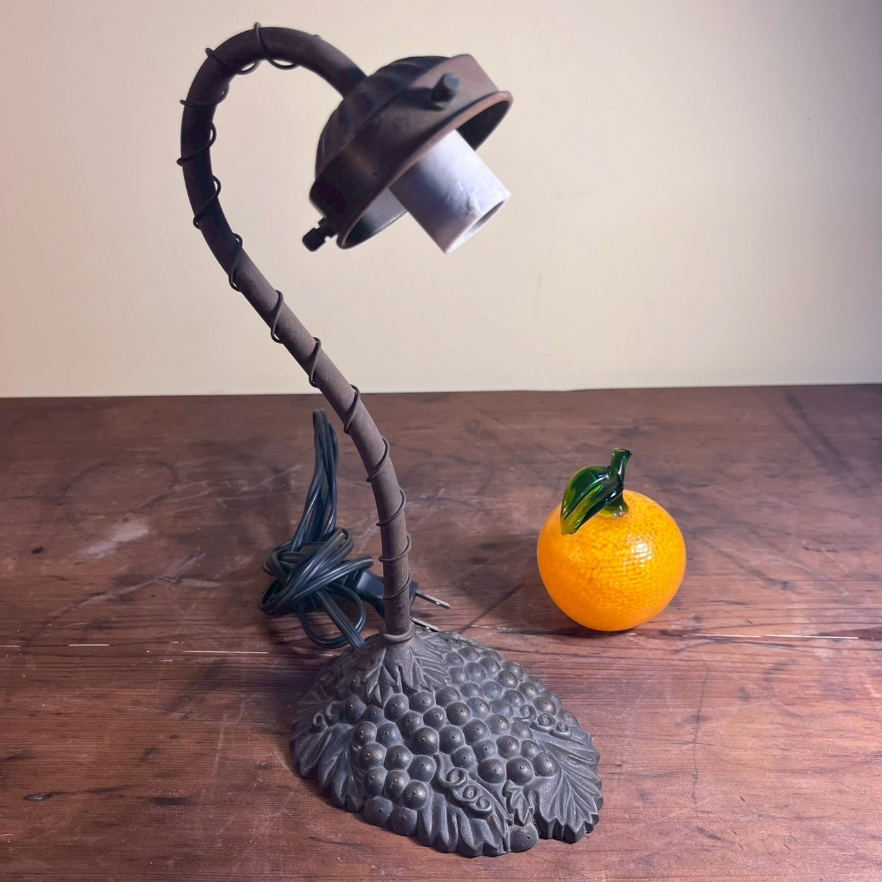 Tiffany-esque lamp frame with decorated base 蒂芙尼風格燈架裝飾底座